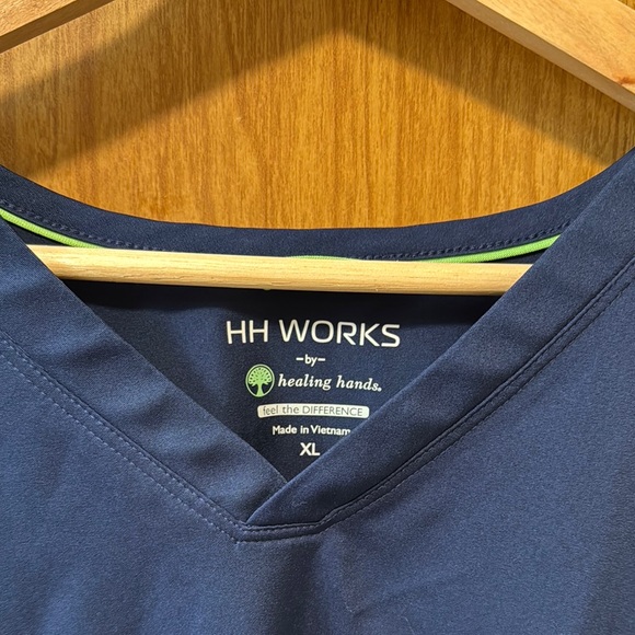 Woman’s Scrub top XL Blue - Picture 2 of 6